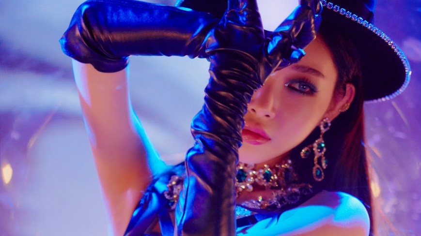 Chungha sai de saia com uma mão no guidão e a outra na calcinha em Bicycle