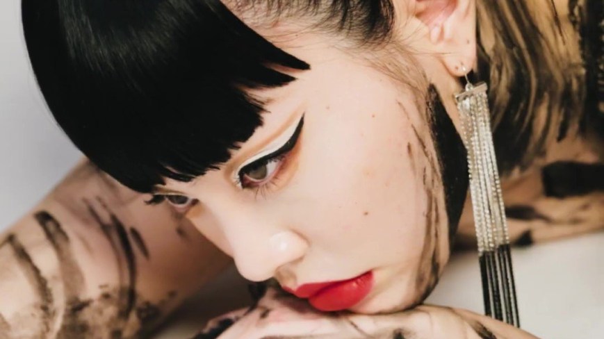 Em Bijin, Chanmina é uma rainha feudal da ditadura da beleza enquanto reflete sobre seu passado