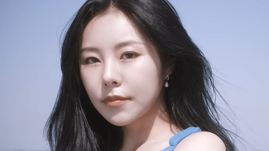 “Você pinta como eu pinto?”, questiona Wheein para o seu ouvinte em water color