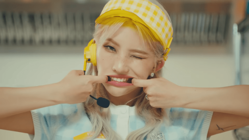 Soyeon é uma gostosa entediada que vende sanduiche-iche na divertida Beam Beam