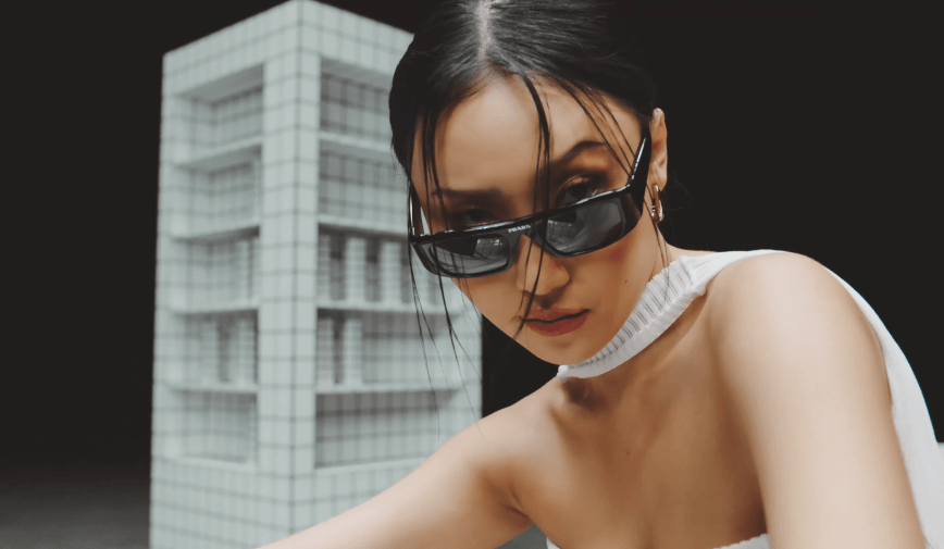 Hwasa não consegue deixar de ser uma mami gostosona em I’m a B (e isso não é tão bom assim)