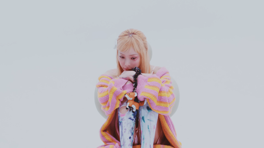 Heize encarna uma vadia gostosa e egoísta na surpreendentemente filosófica Undo