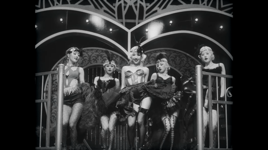 Seguindo a linha de que somente a destruição dos homens vai nos trazer paz, o (G)I-DLE convida você a pensar fora da caixinha com Nxde