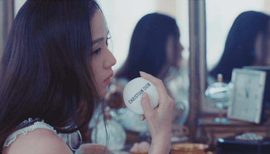 Jisoo lança Flower e fecha a saga de solos do Blackpink com uma coroa de flores pra um funeral