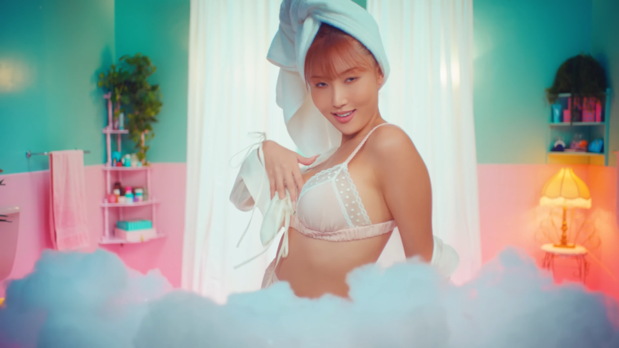 Hoje foi um dia abarrotado de lançamentos e nenhum deles me humilhou tanto quanto a Hwasa